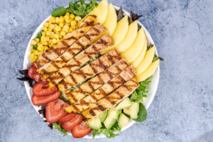Ensalada con Pollo  Mango y Fresa 