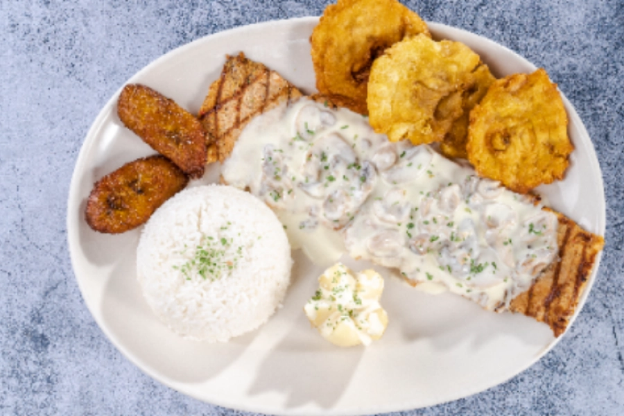 Lomo en salsa al vino y champinones