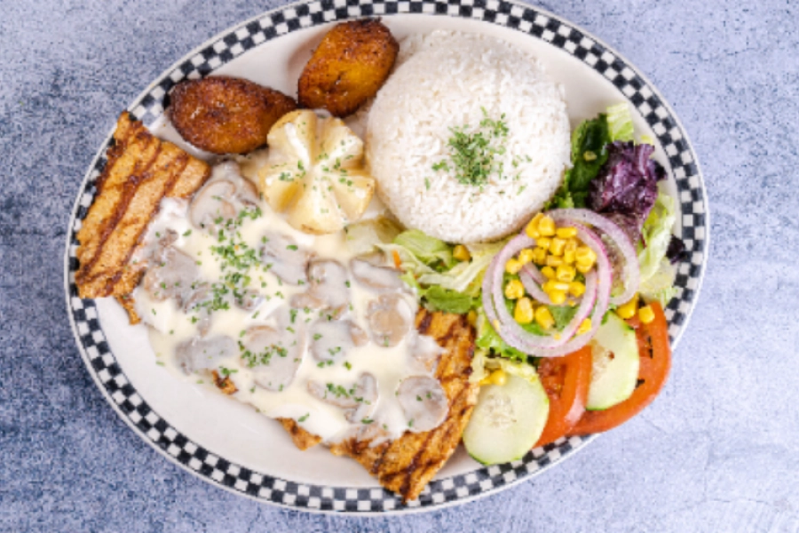  Especial Lomo en salsa al vino y champinones