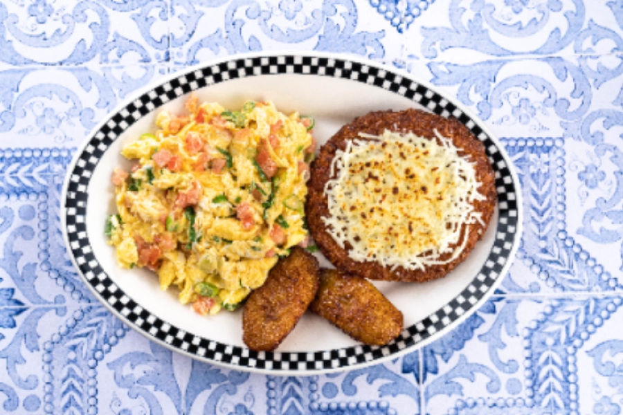 Arepa de chocolo y huevos revueltos 