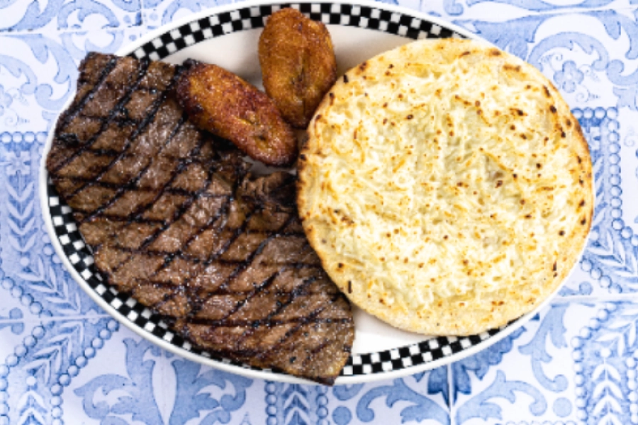 Carne asada y arepa con queso