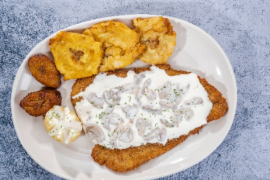 Filete empanizado en salsa al vino y champinones 