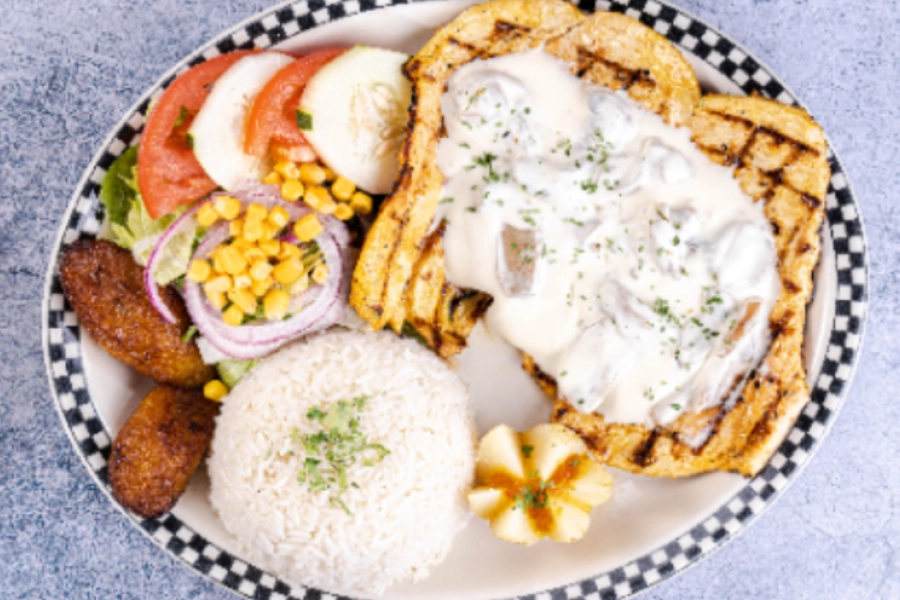 Especial de Pechuga en salsa de vino y champiñones